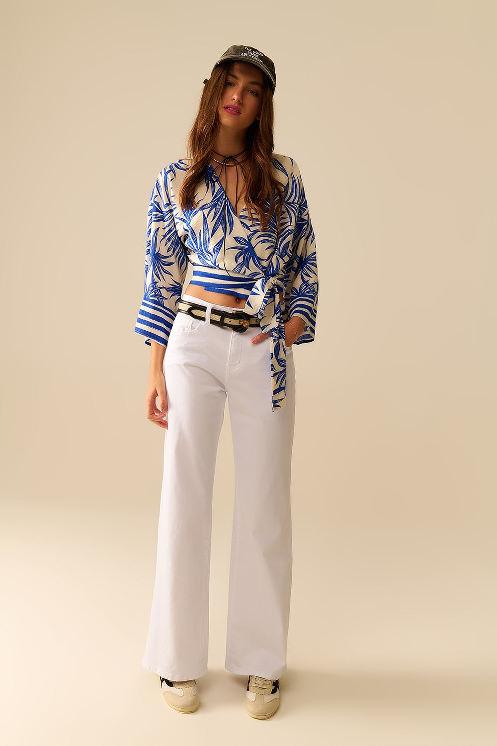 Top corto avvolgente a stampa tropicale in blu
