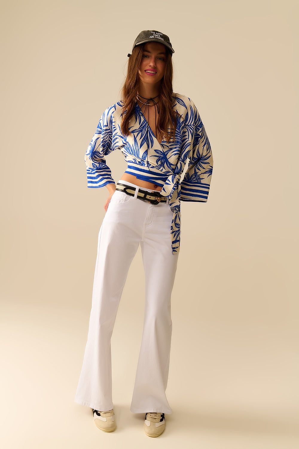 Top corto avvolgente a stampa tropicale in blu