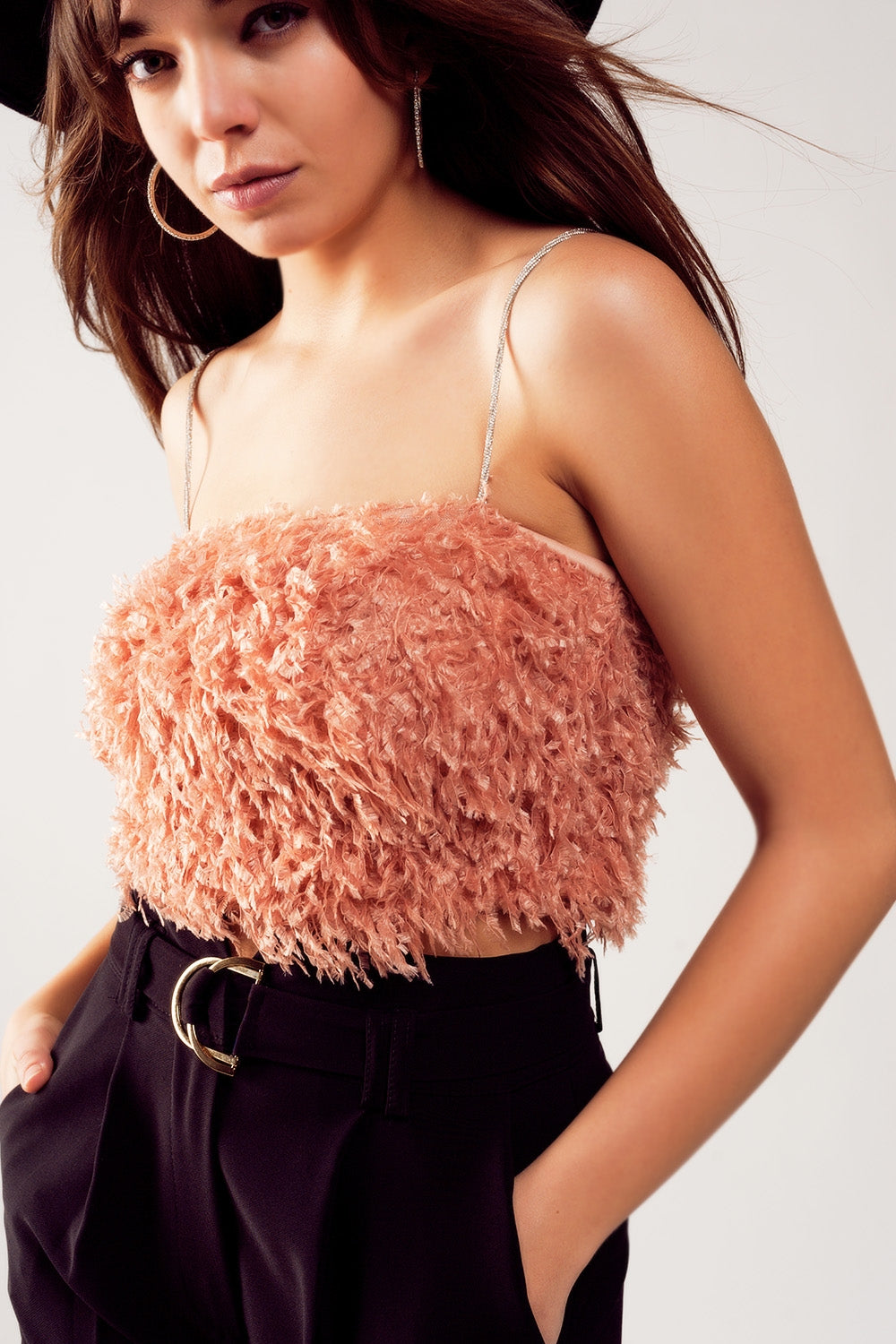 Top corto color rosa con piume