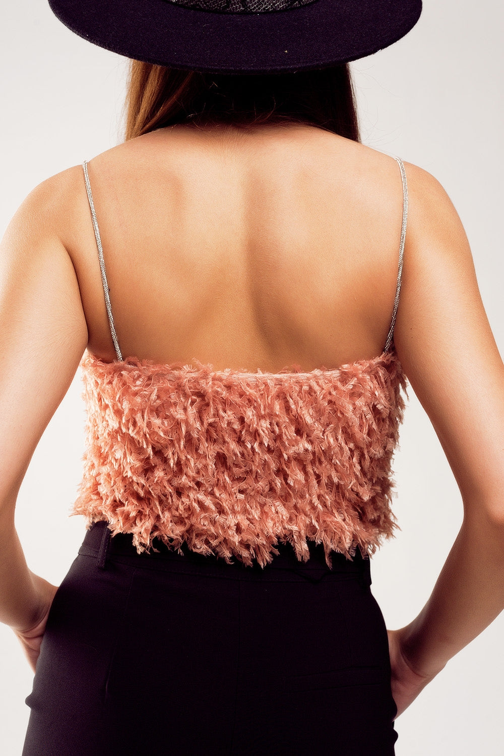 Top corto color rosa con piume