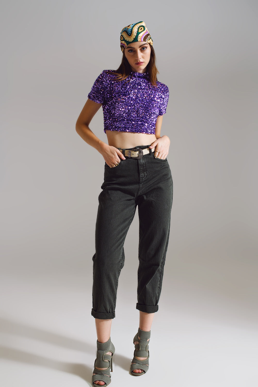Top corto con collo alto in paillettes viola