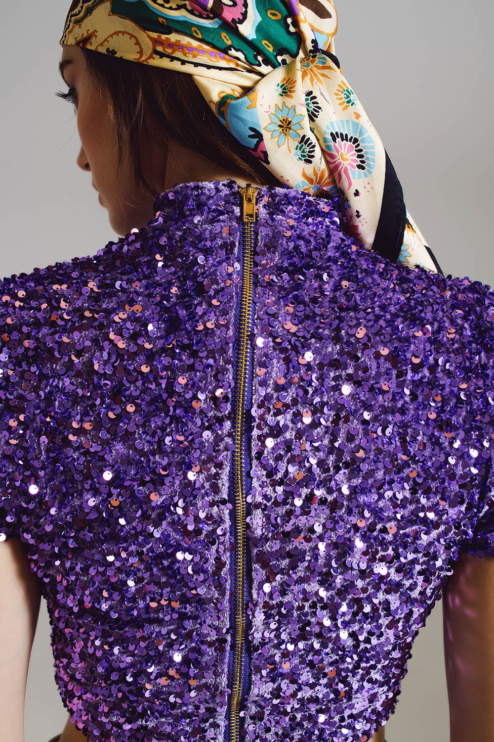 Top corto con collo alto in paillettes viola