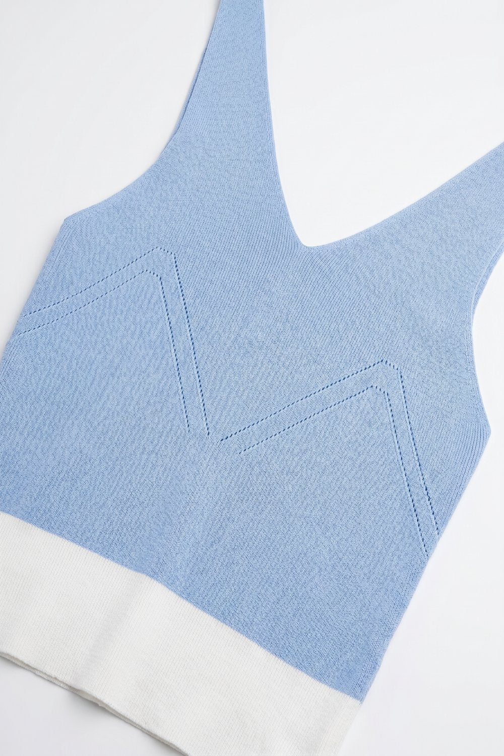 Top corto in maglia a coste blu chiaro con orlo a contrasto e scollo a V