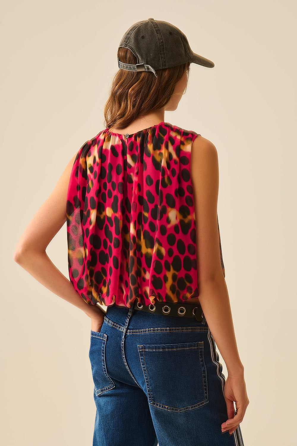 Top cropped con stampa animalier plissettata in rosso e nero
