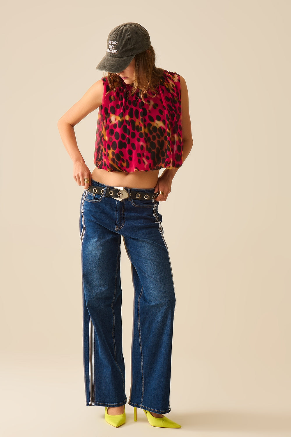 Top cropped con stampa animalier plissettata in rosso e nero