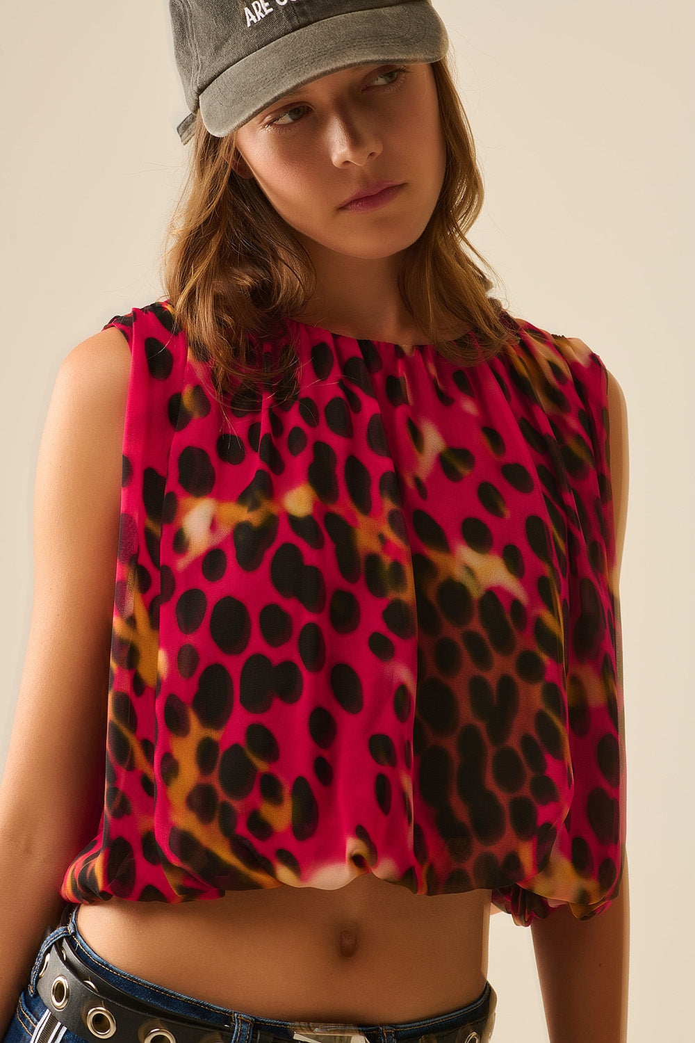 Top cropped con stampa animalier plissettata in rosso e nero