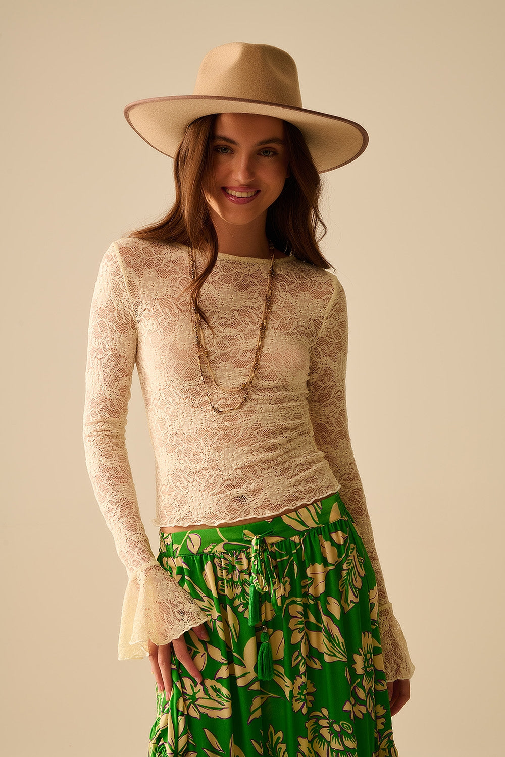 Q2 Top di pizzo color crema con maniche lunghe svasate e volant
