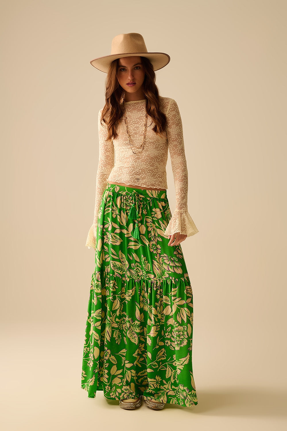 Top di pizzo color crema con maniche lunghe svasate e volant