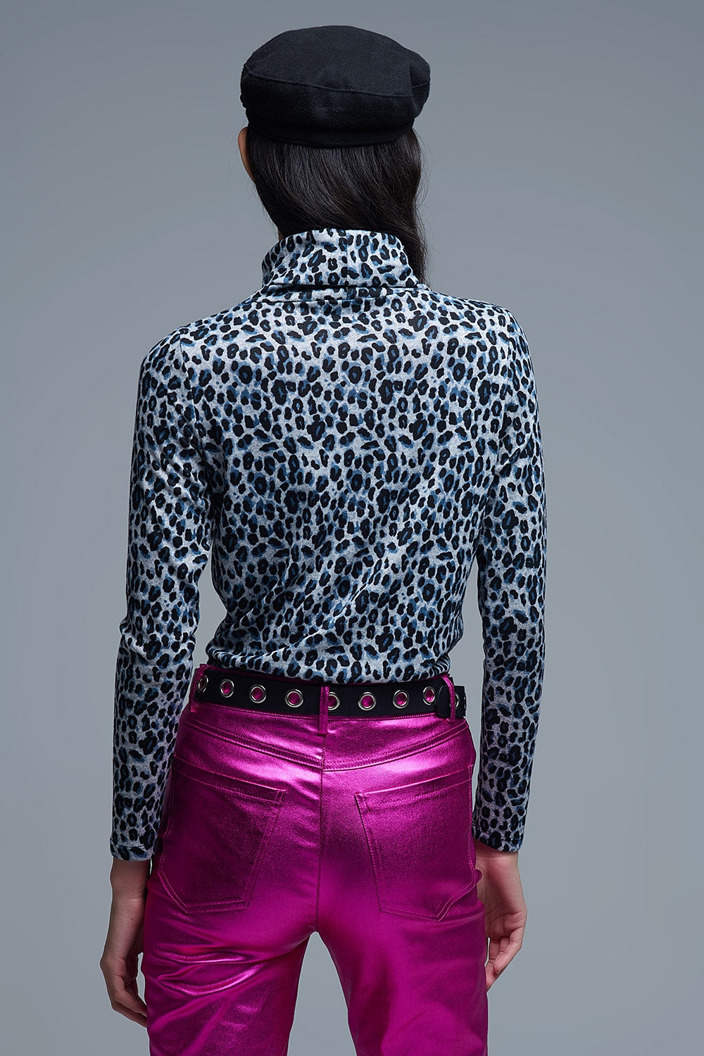 Top dolcevita a maniche lunghe con stampa leopardata grigia