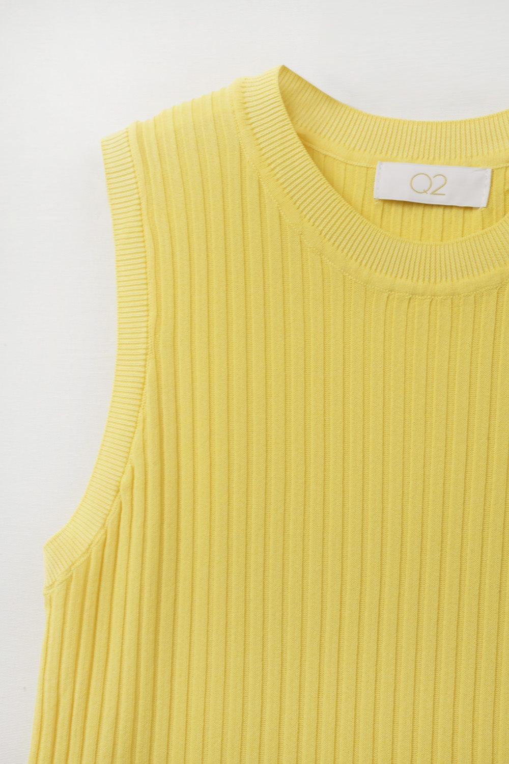 Top giallo senza maniche in maglia a coste