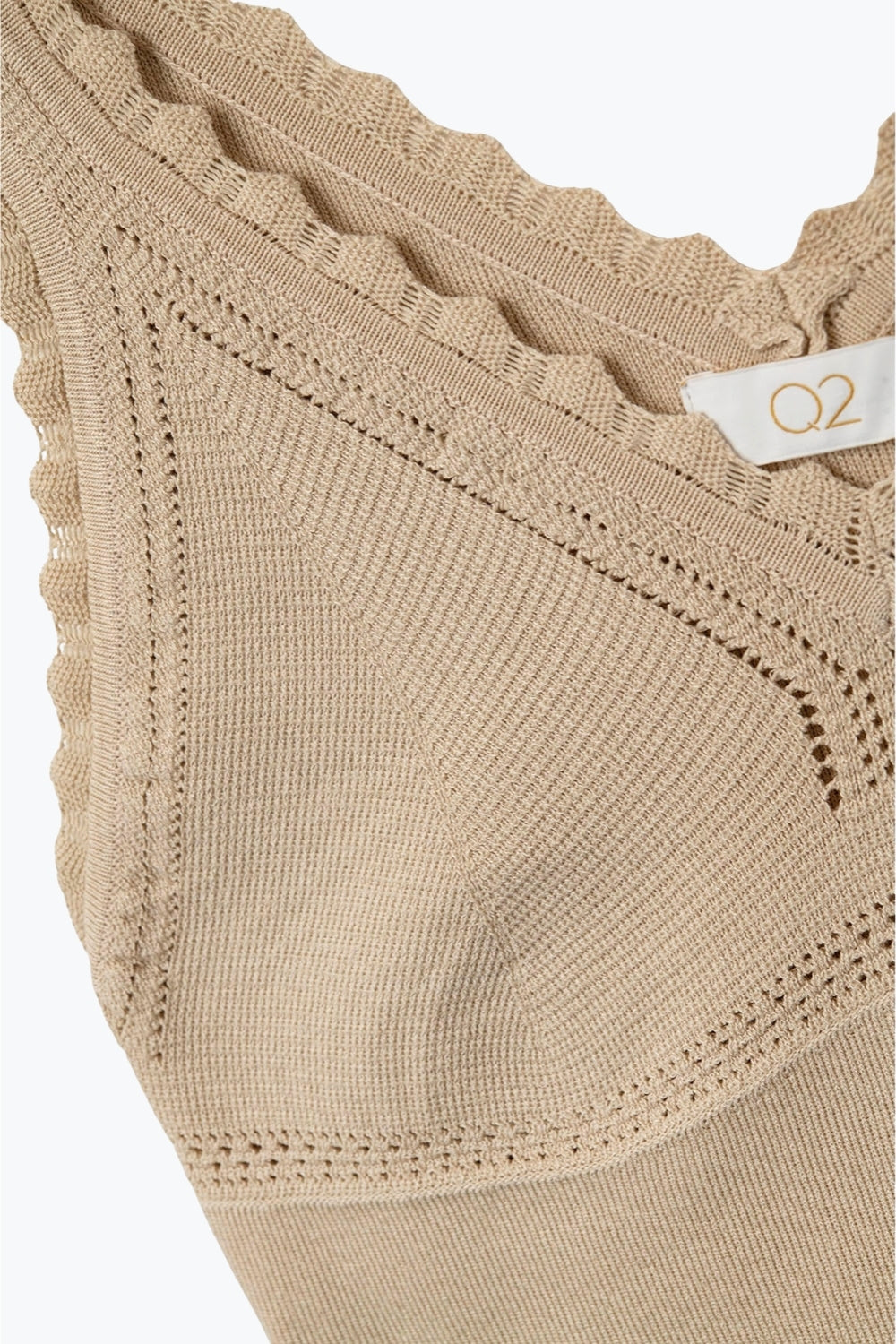 Top in maglia a coste beige con scollo a V smerlato
