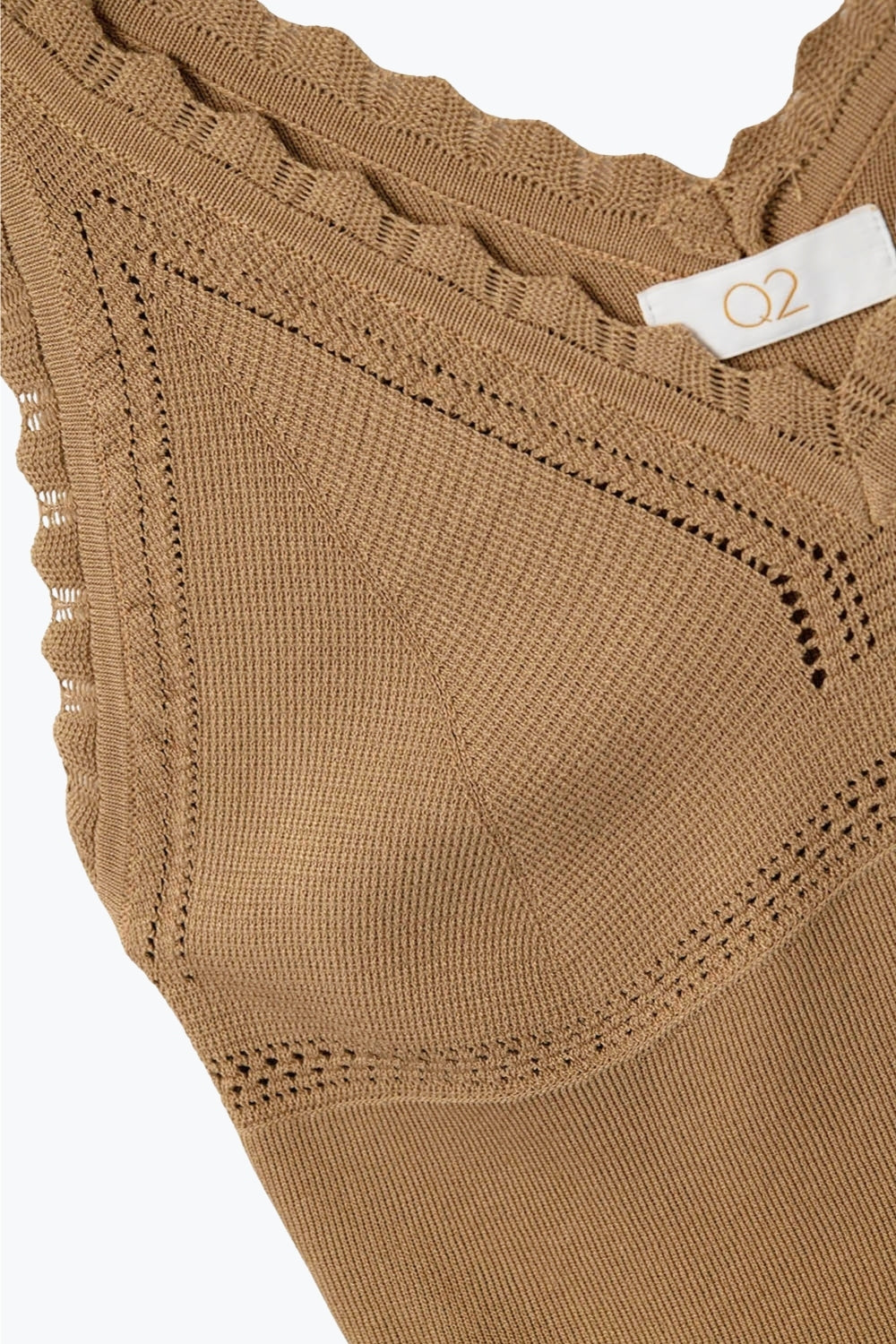 Top in maglia a coste color cammello con scollo a V smerlato