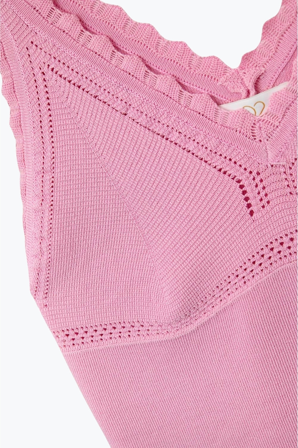 Top in maglia a coste rosa con scollo a V smerlato