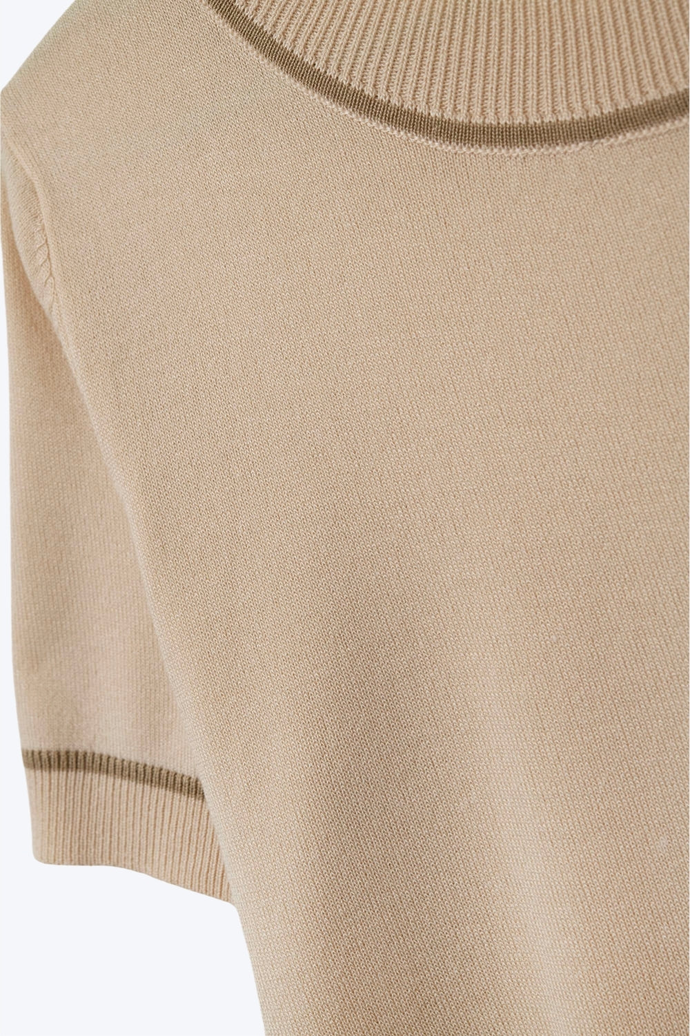Top in maglia a maniche corte beige con finiture a contrasto color cammello