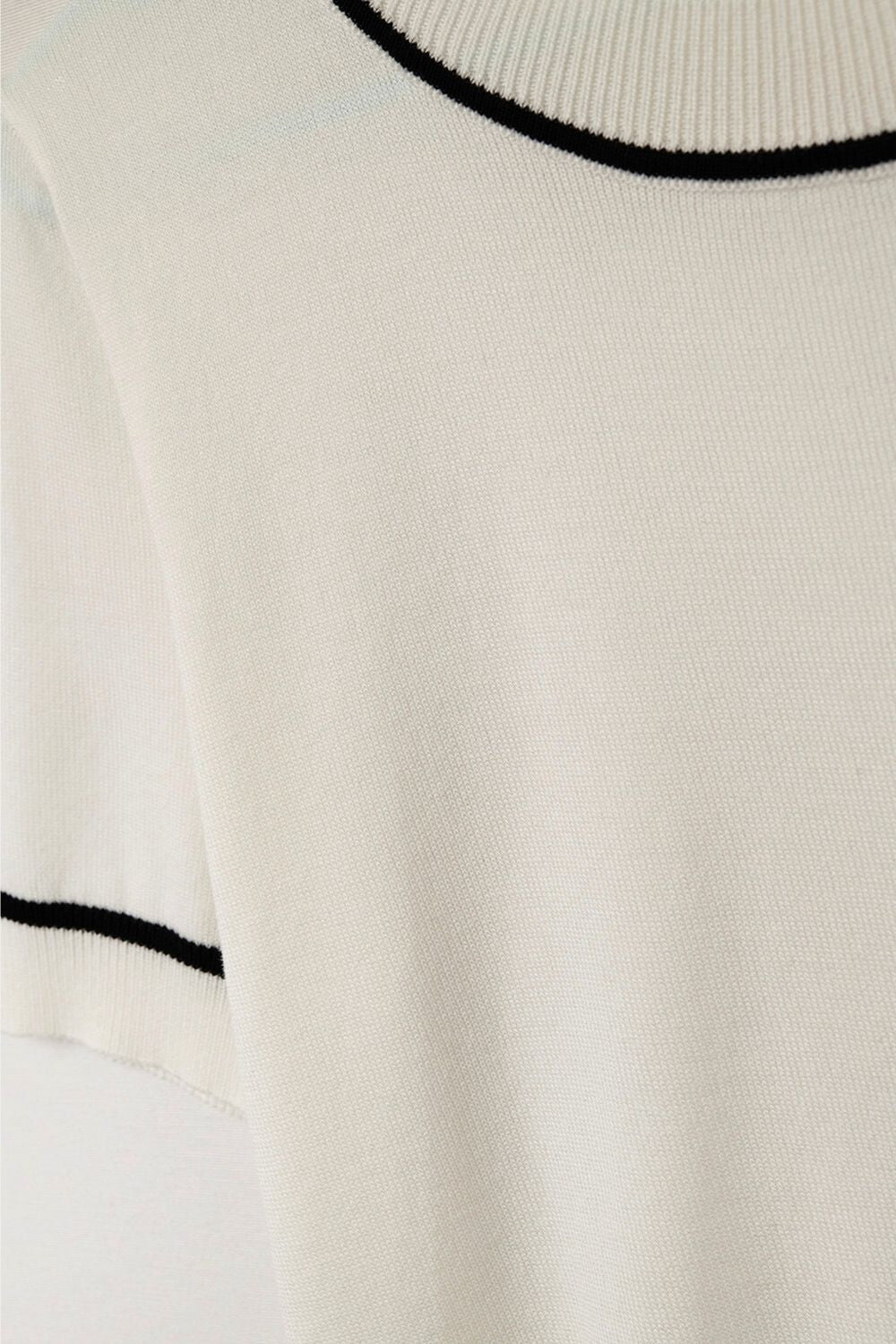 Top in maglia a maniche corte bianco con finiture nere a contrasto