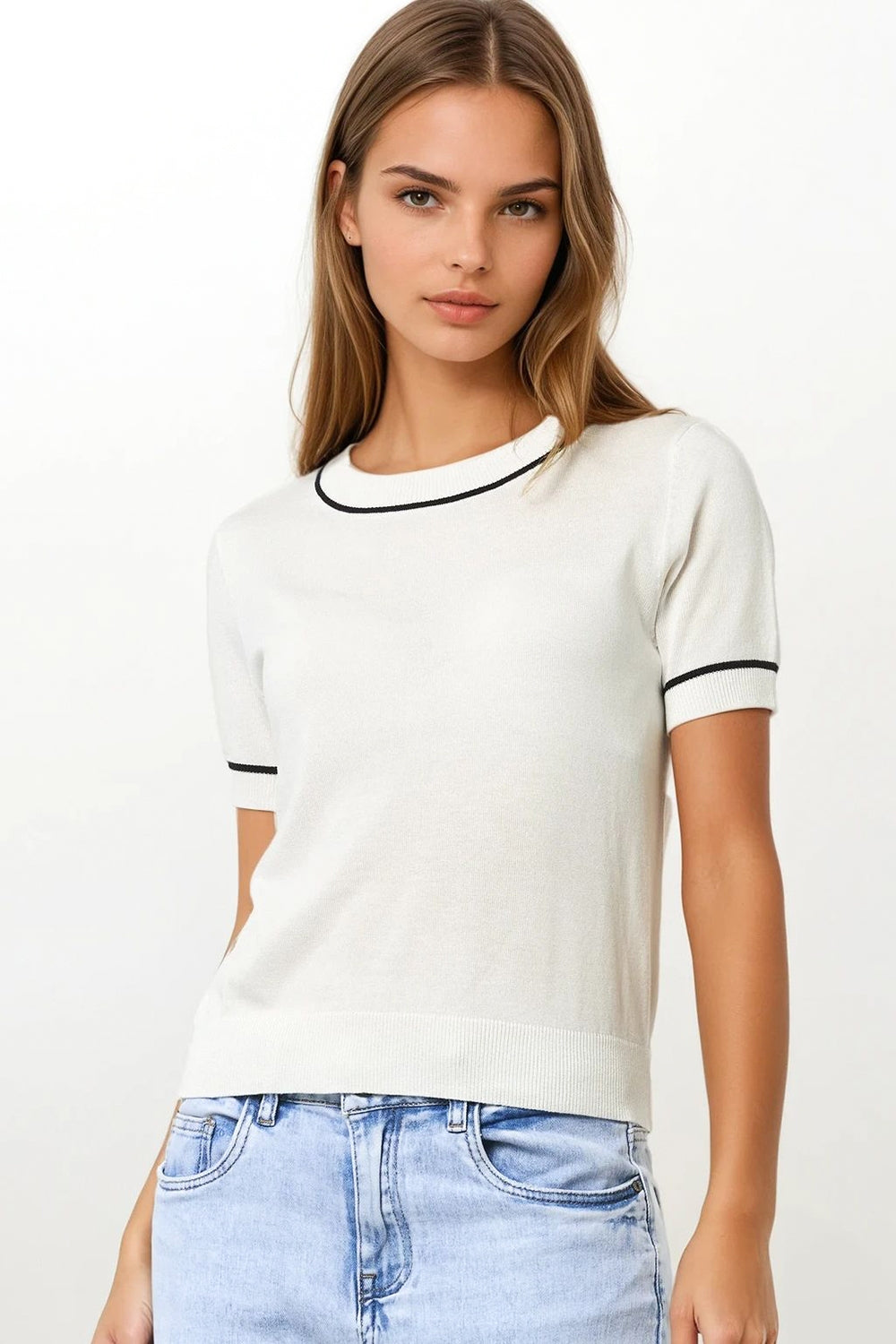 Top in maglia a maniche corte bianco con finiture nere a contrasto