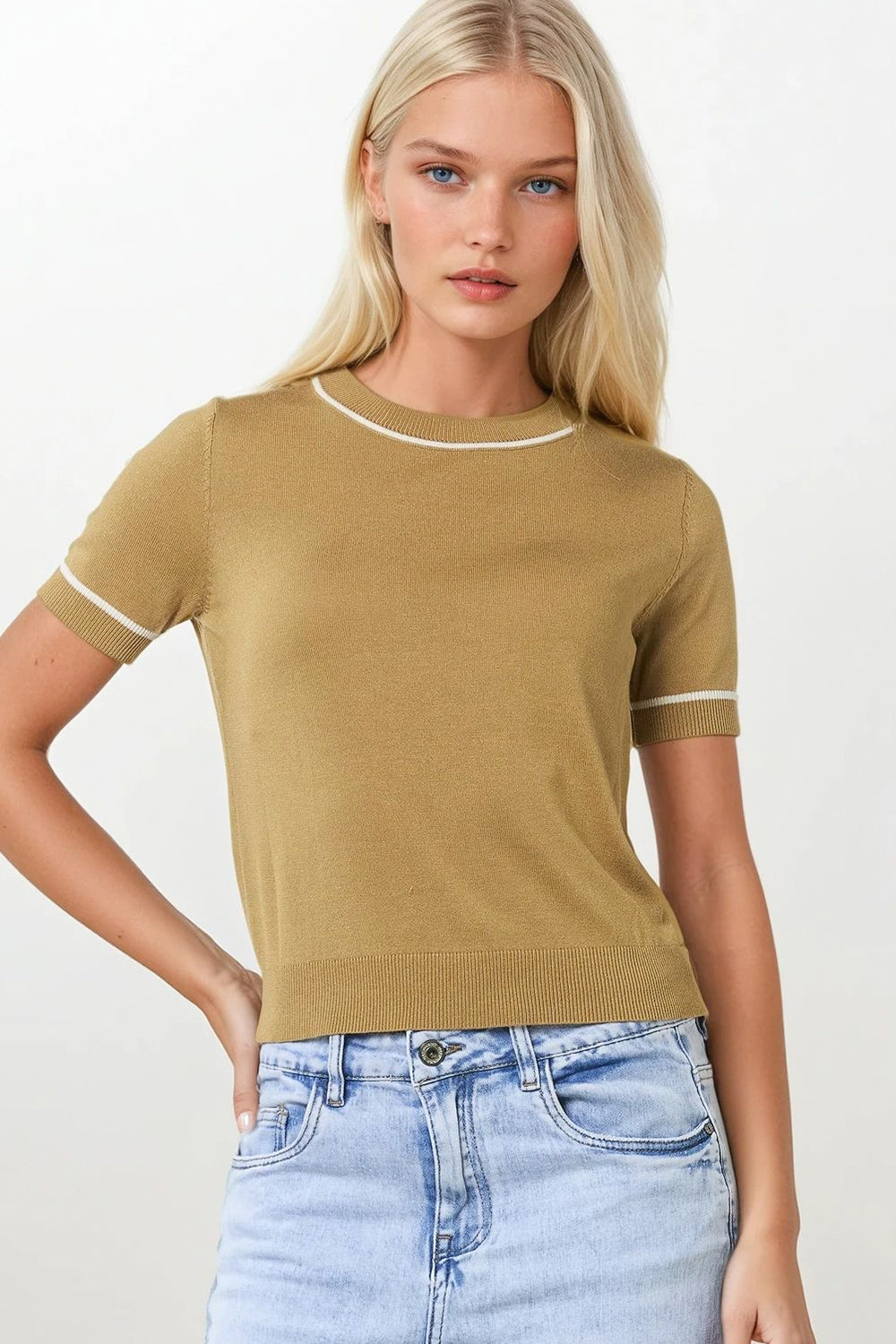 Top in maglia a maniche corte color cammello con finiture bianche a contrasto