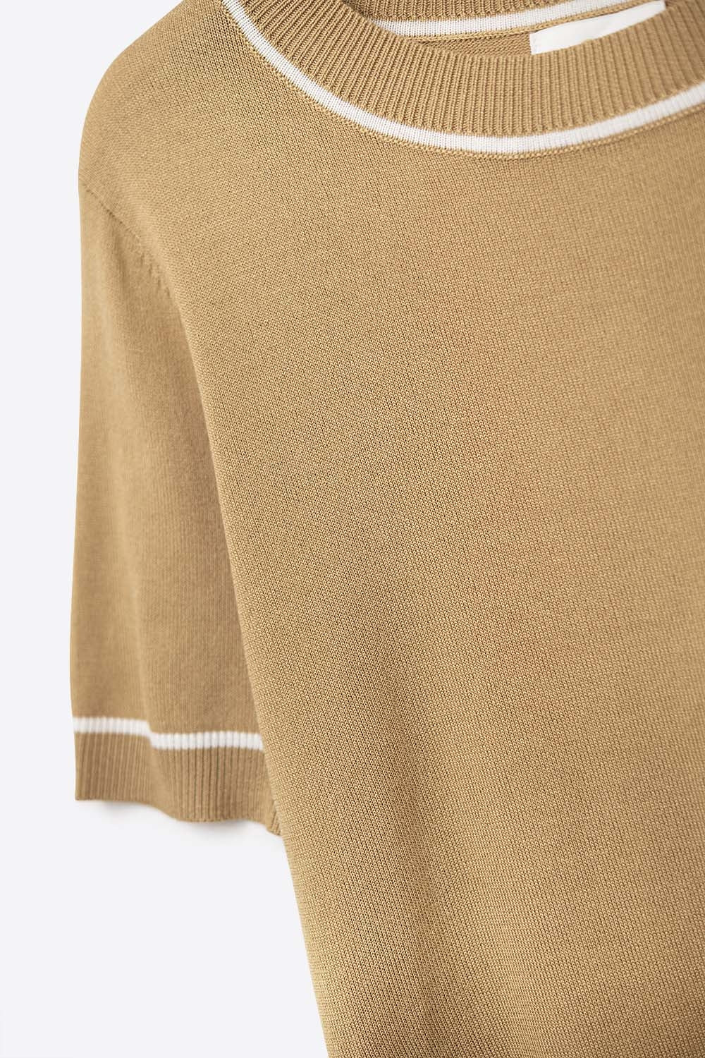 Top in maglia a maniche corte color cammello con finiture bianche a contrasto