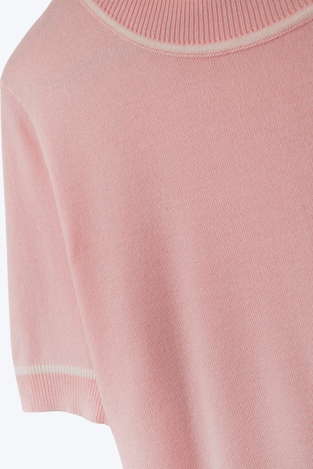 Top in maglia a maniche corte rosa chiaro con finiture bianche a contrasto