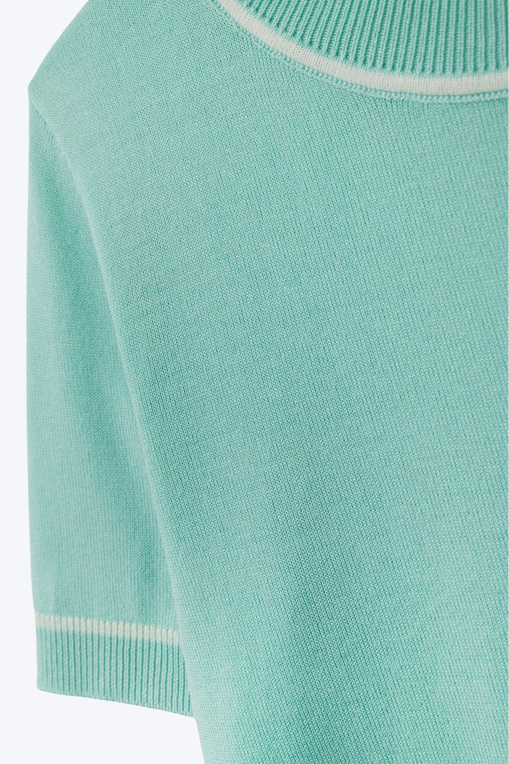 Top in maglia a maniche corte verde menta con finiture bianche a contrasto