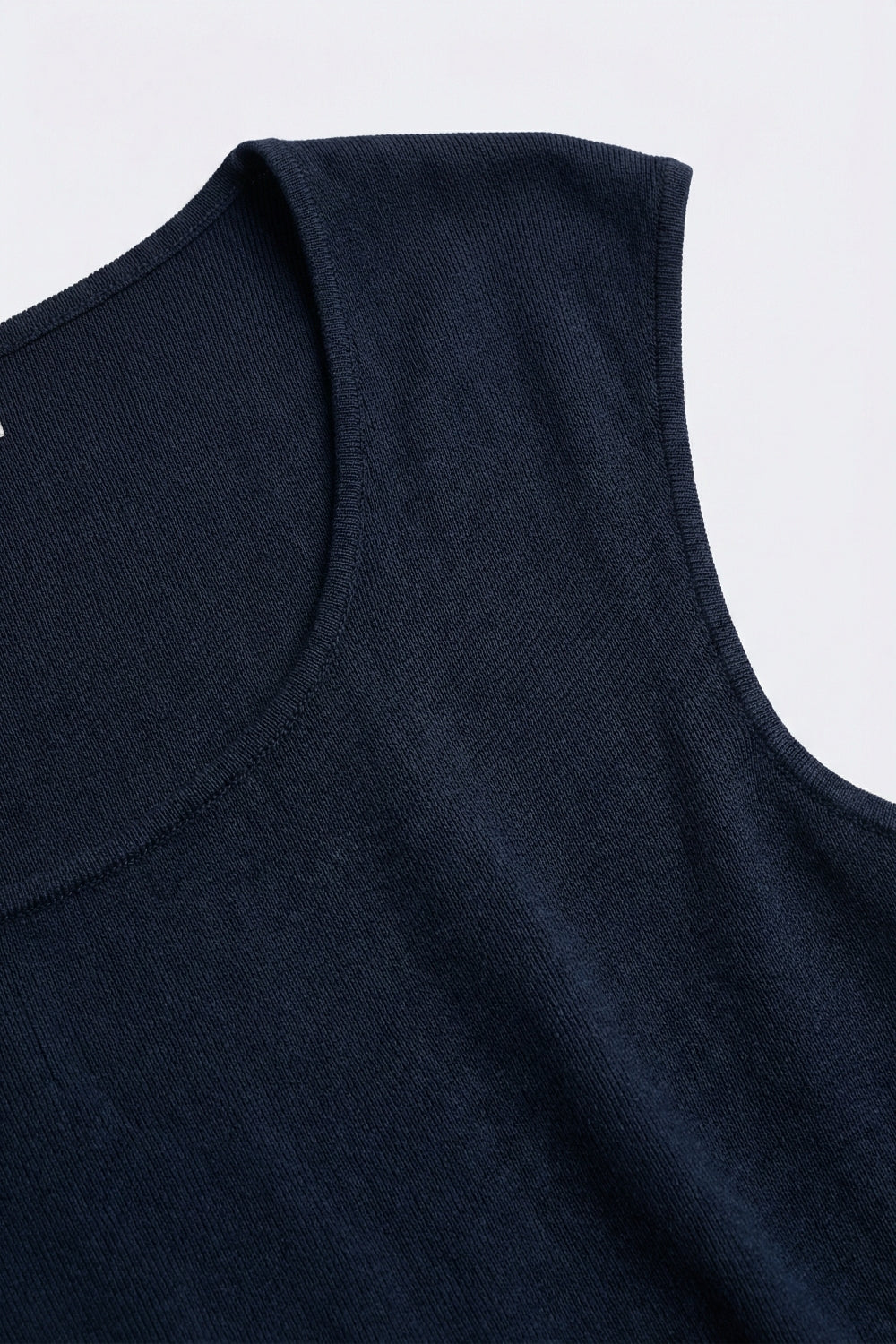 Top in maglia senza maniche a coste blu navy per stratificare