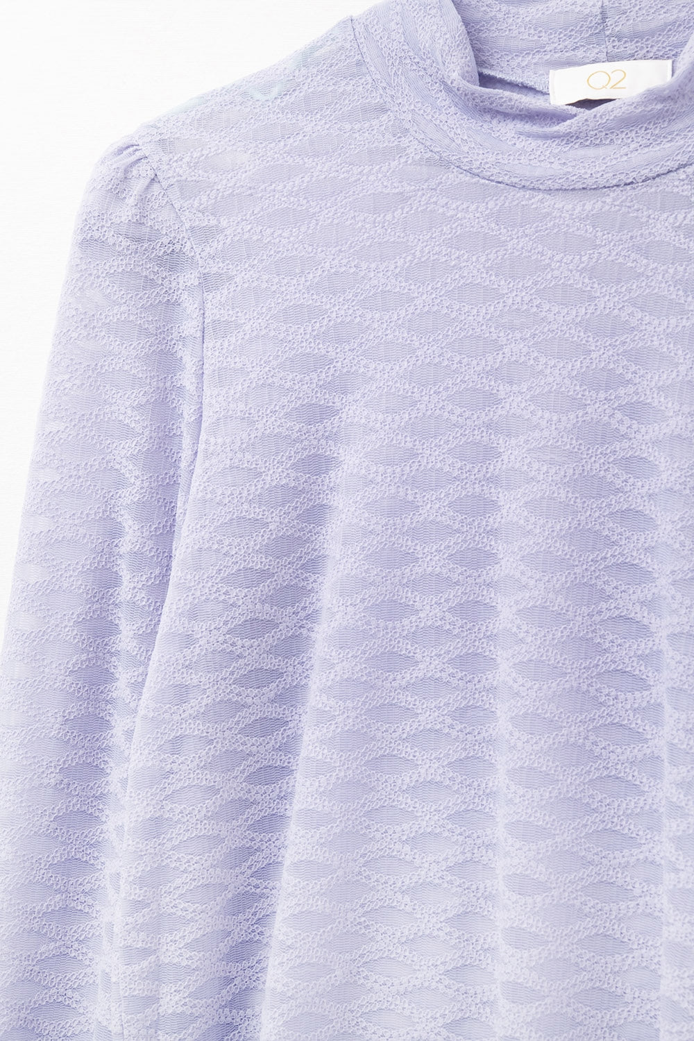 Top in pizzo lilla con collo alto e dettaglio polsino