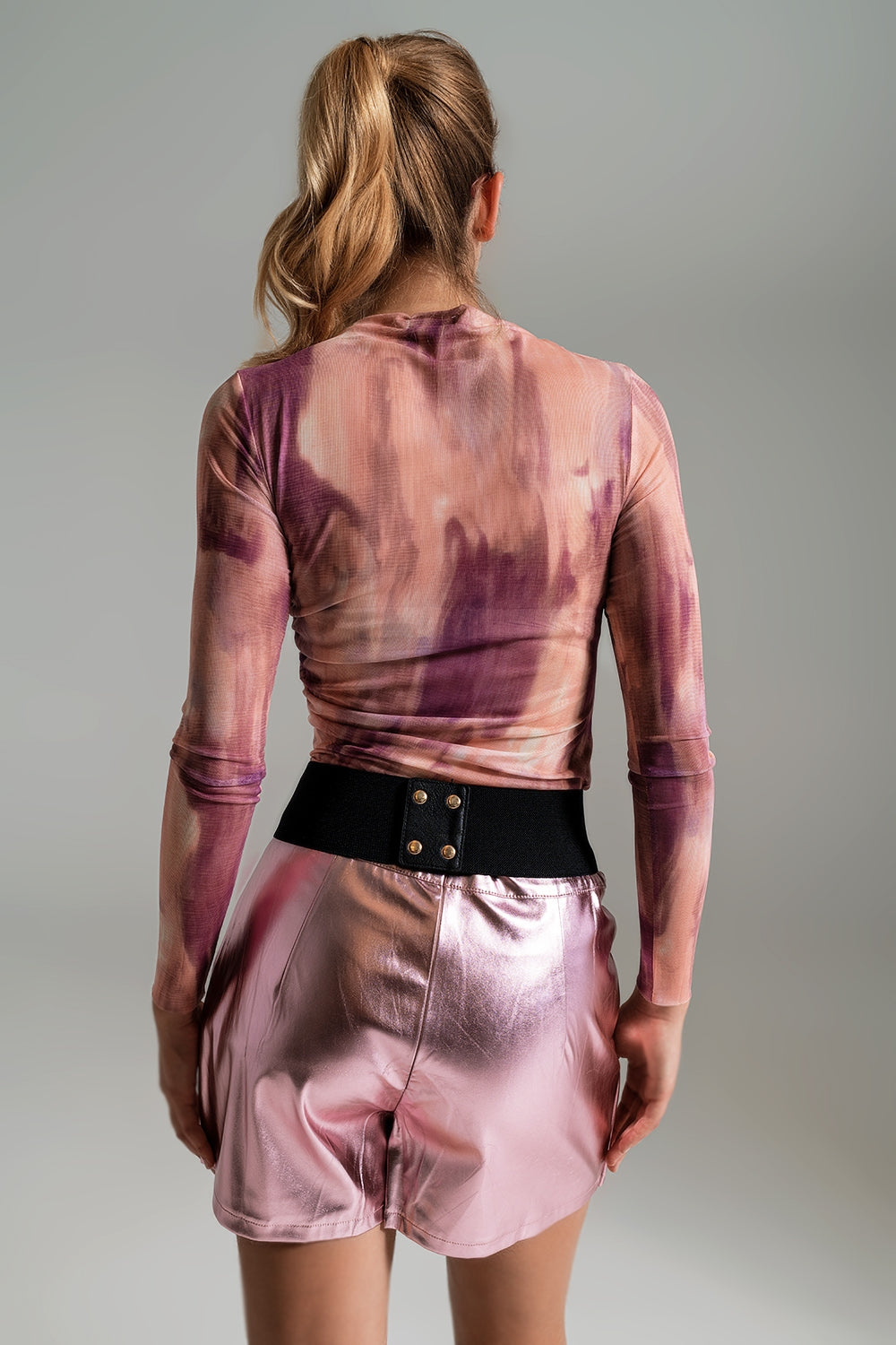 Top in rete con arricciatura laterale in stampa rosa astratta