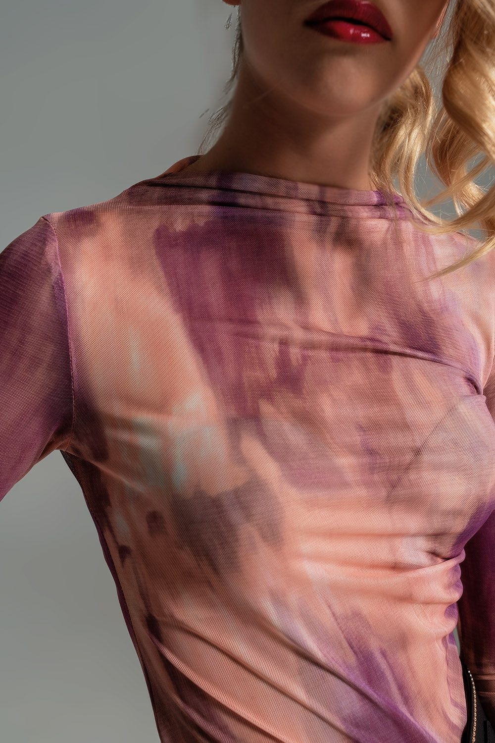 Top in rete con arricciatura laterale in stampa rosa astratta
