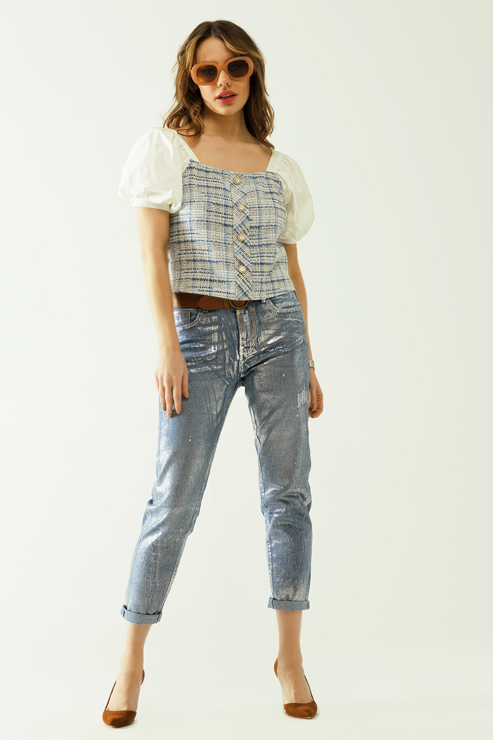 Top in tweed blu con voluminose maniche corte e bottoni di perle