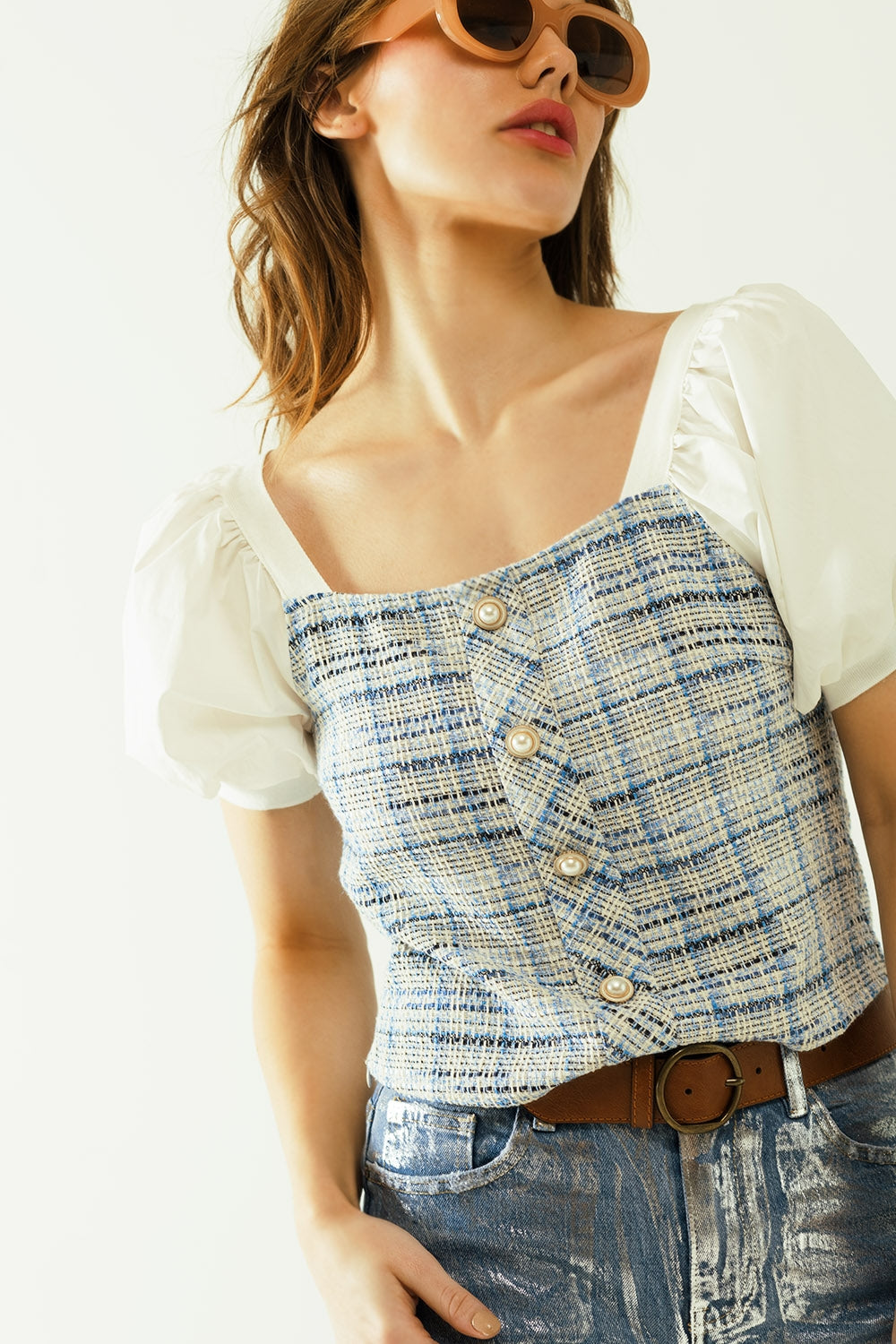 Top in tweed blu con voluminose maniche corte e bottoni di perle