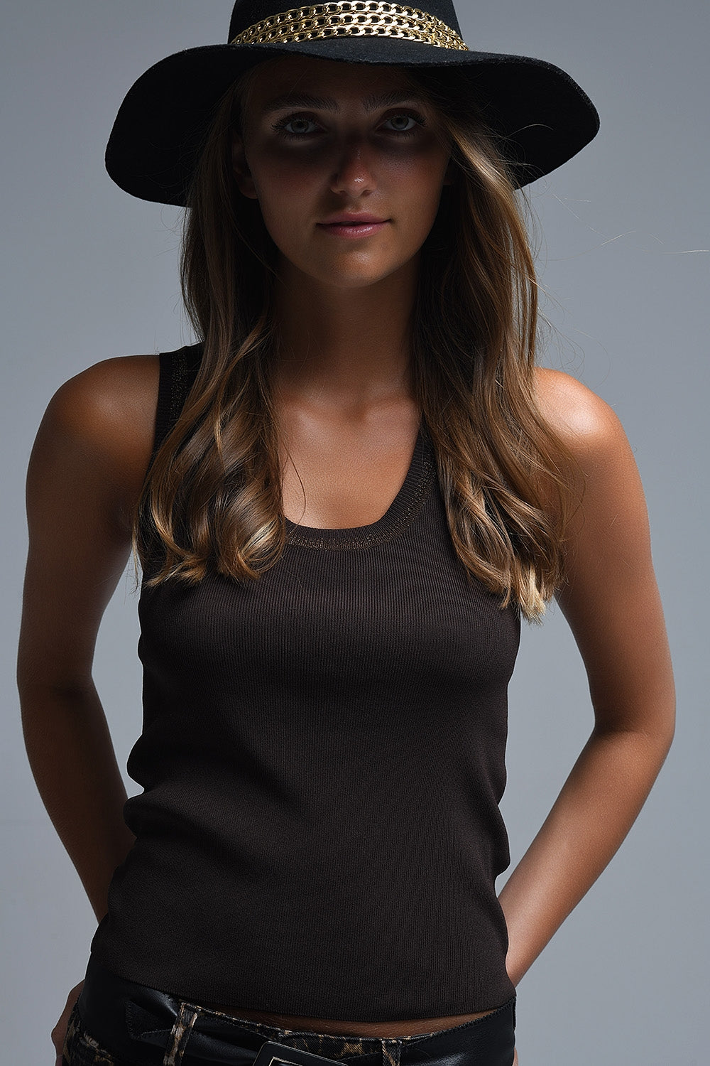 Top marrone senza maniche in maglia con finiture metalliche