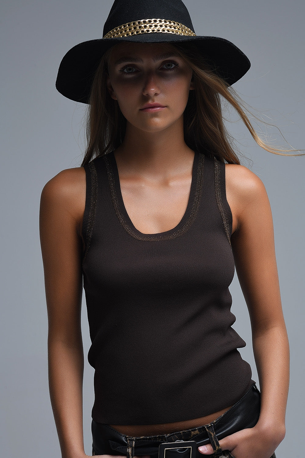 Top marrone senza maniche in maglia con finiture metalliche