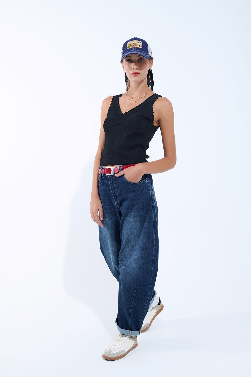 Top nero in maglia con scollo a V e bordi smerlati