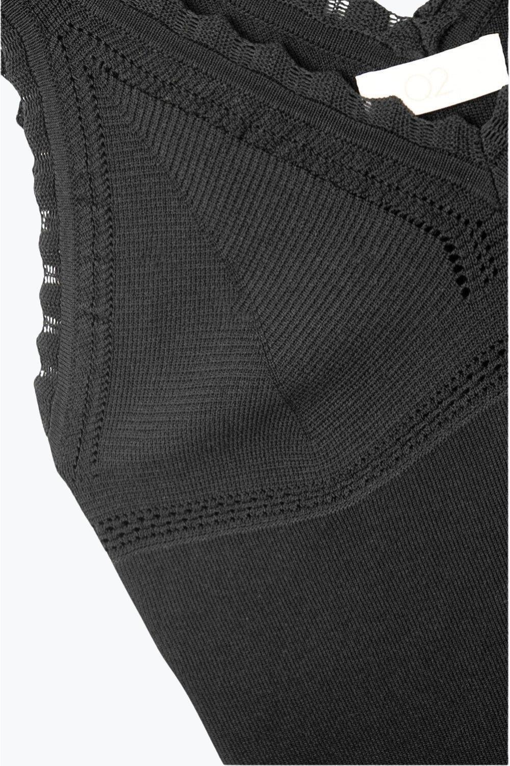 Top nero in maglia con scollo a V e bordi smerlati