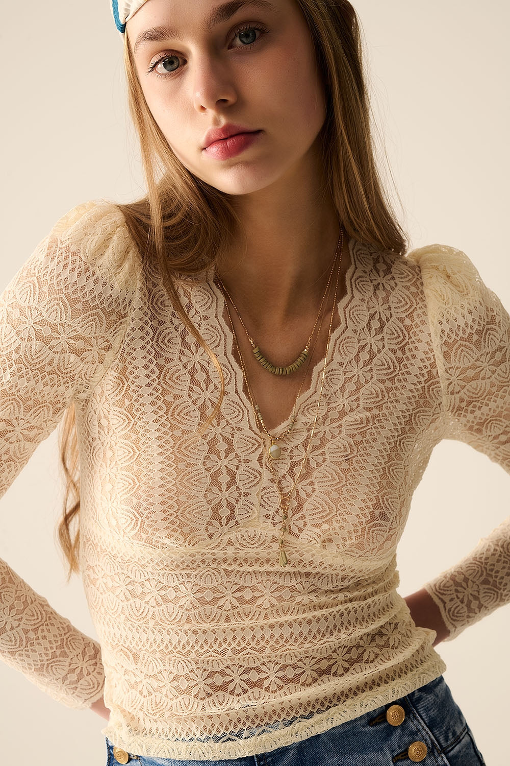 Top romantico in pizzo con scollo a V e maniche lunghe in beige