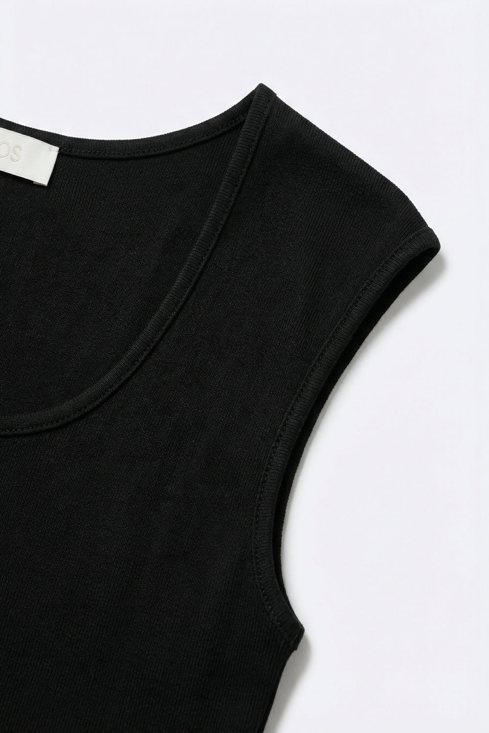 Top Smanicato Nero in Maglia Elasticizzata con Scollo Tondo