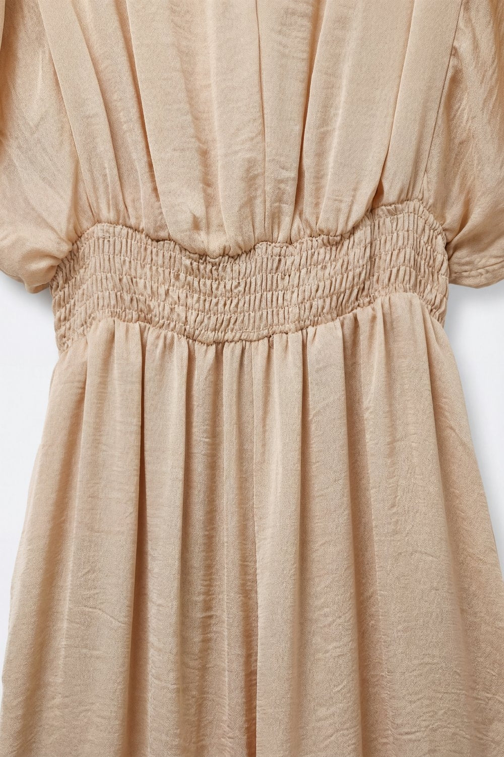 Tuta beige in raso con scollo a V e vita definita