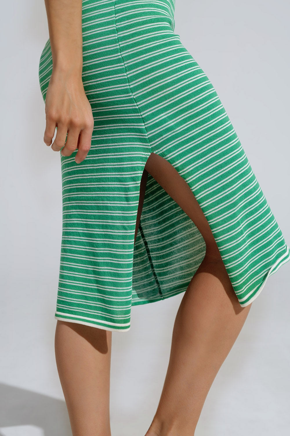 Vestito midi verde con strisce e spalline