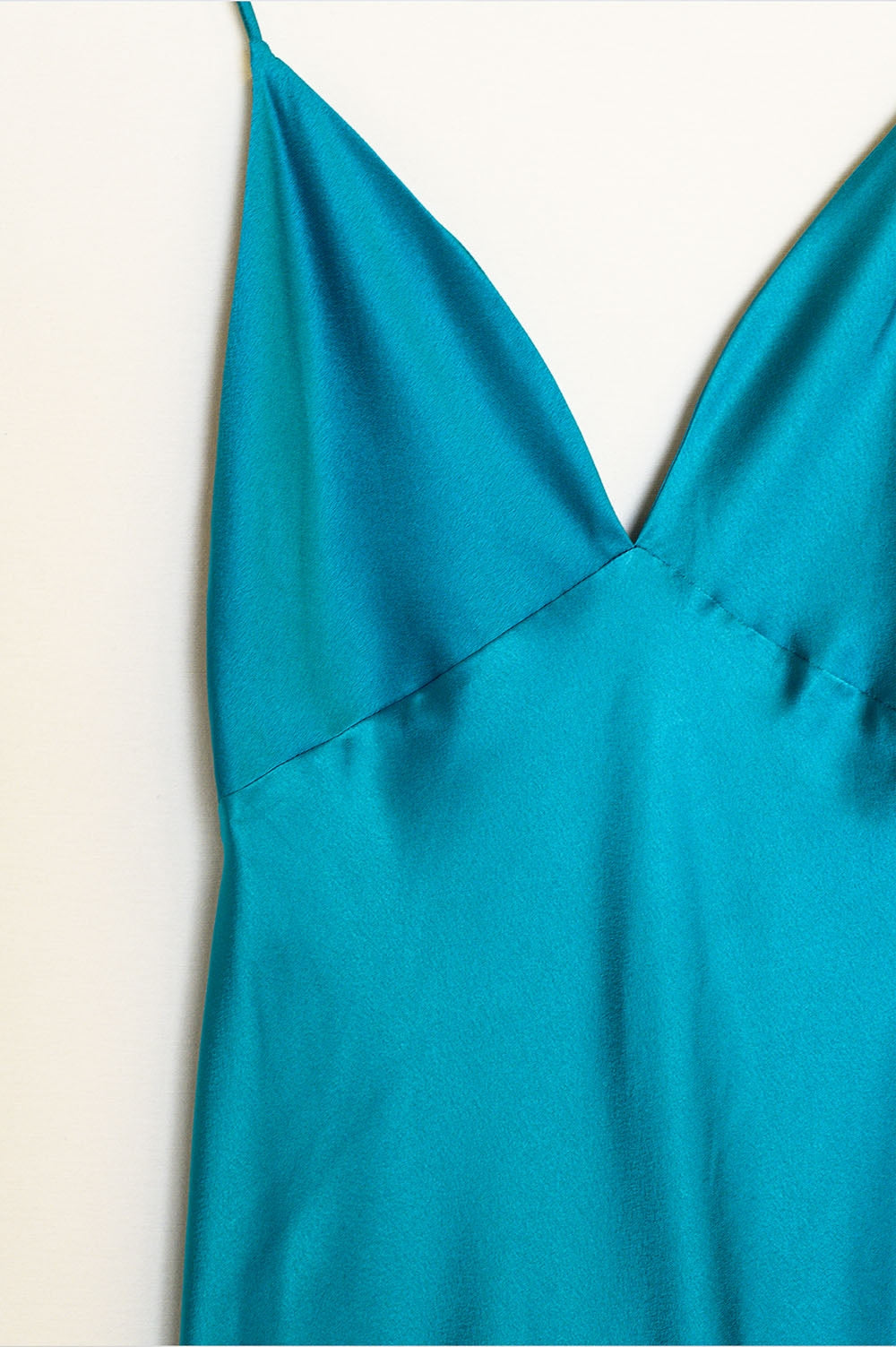 Abito lungo in satin con spalline sottili