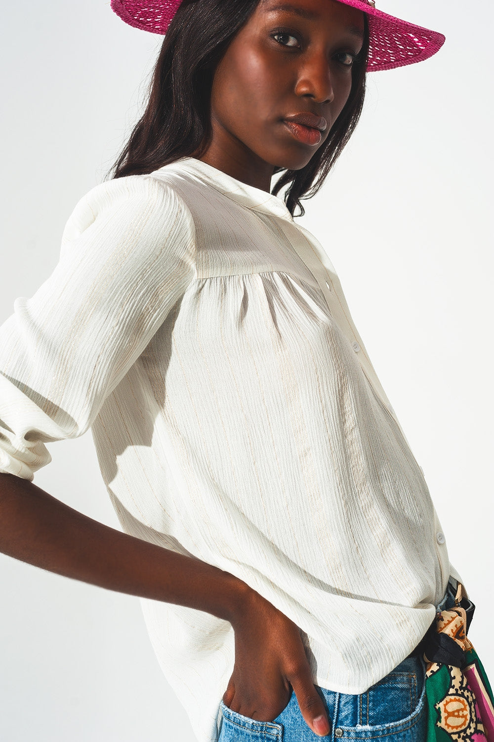 Blusa crema a righe dorate con collo serafino