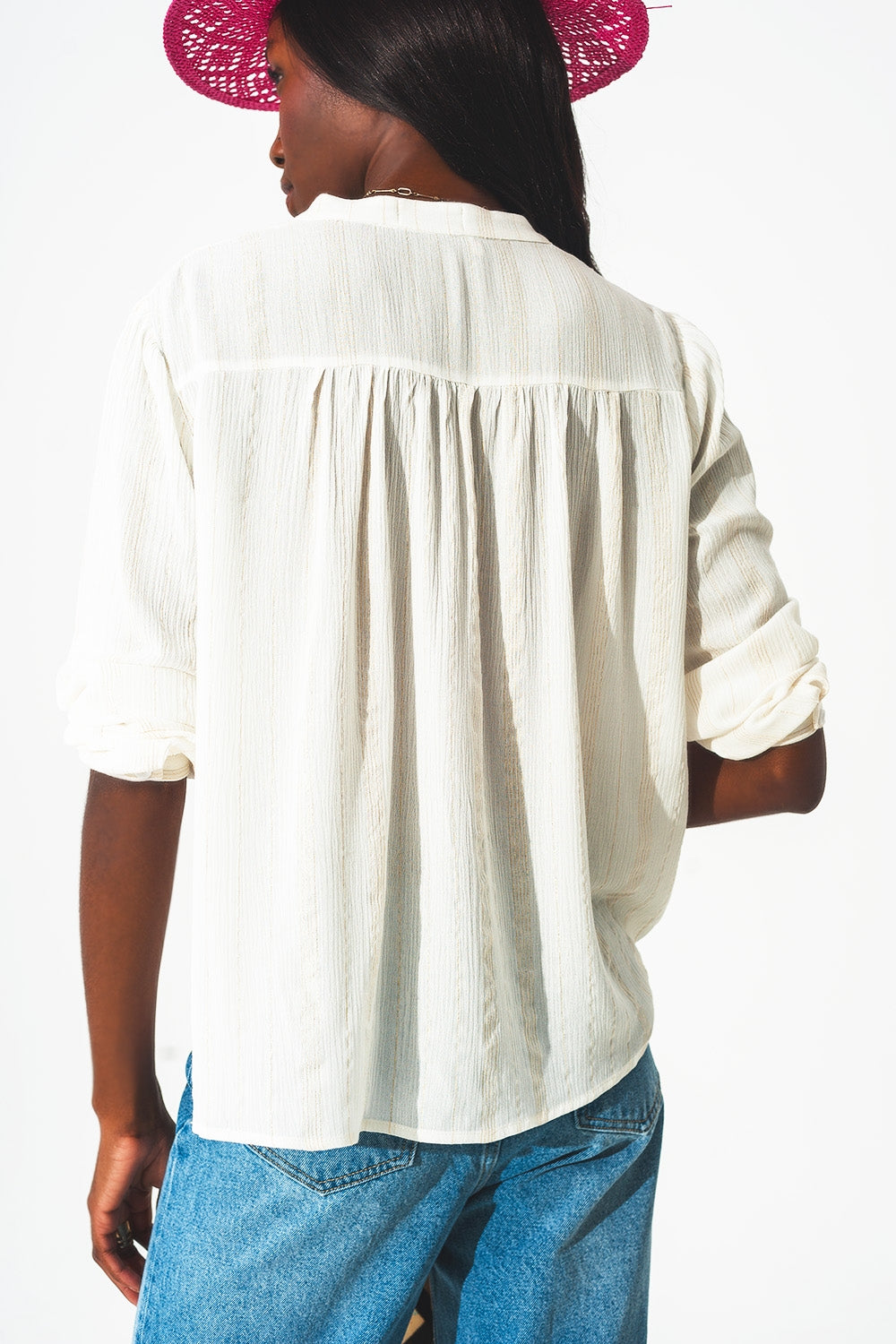 Blusa crema a righe dorate con collo serafino