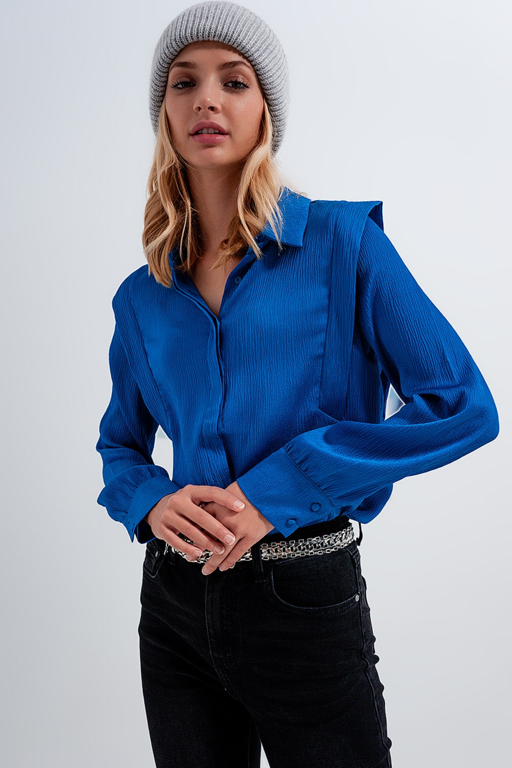 Q2 Camicia blu cobalto con volant spalle