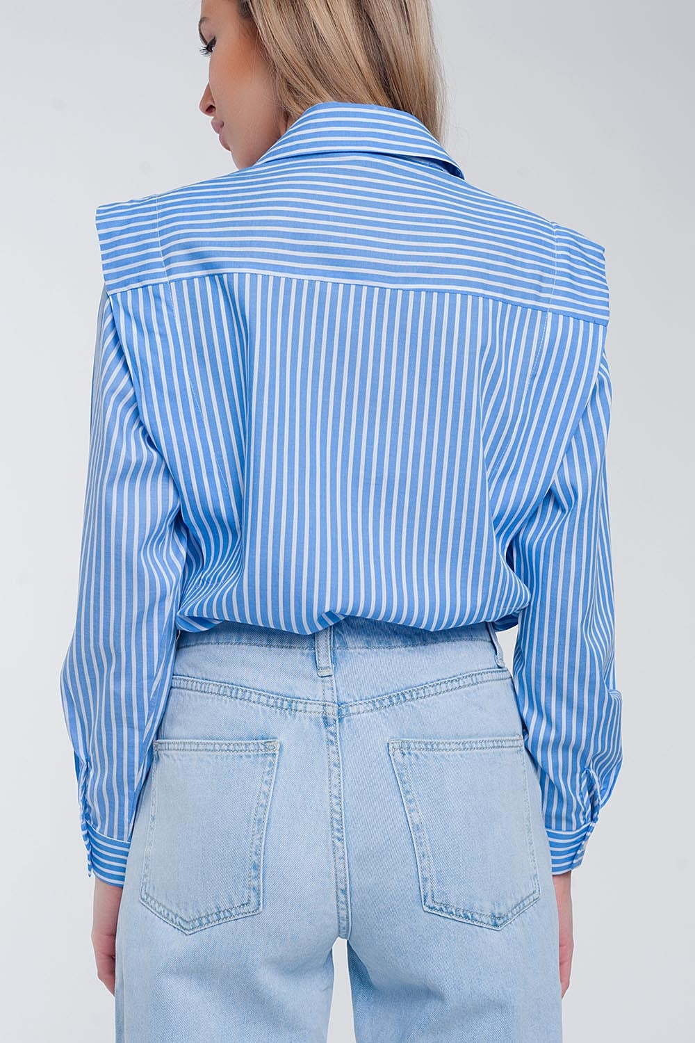 Camicia blu con volant sulle spalle