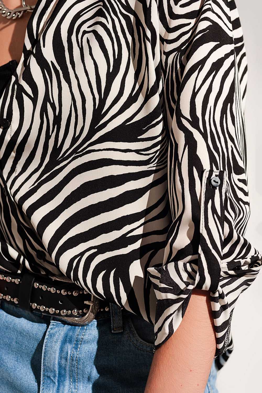 Camicia di chiffon zebrata e maniche con risvolto abbottonato