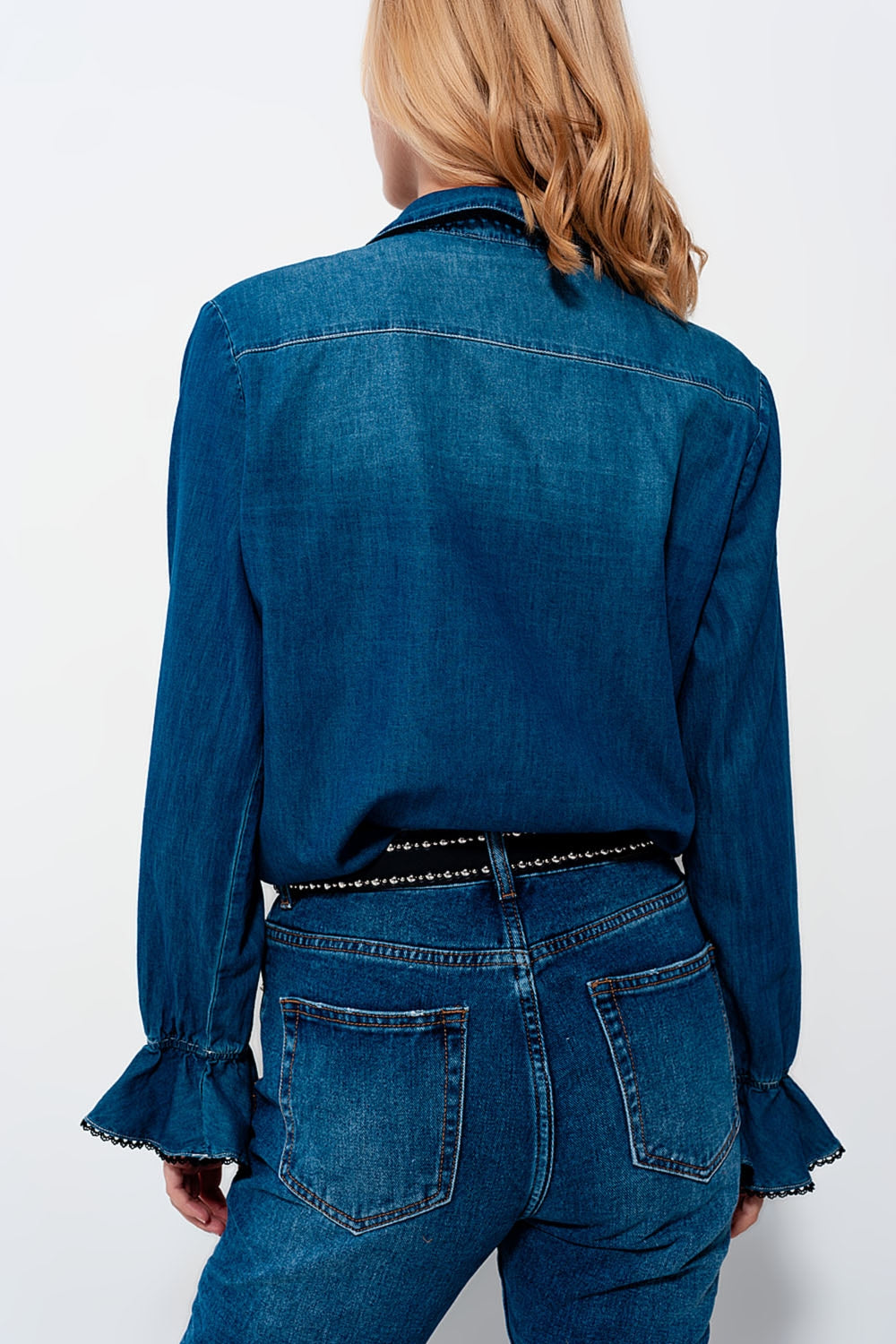 Camicia di jeans blu con volant