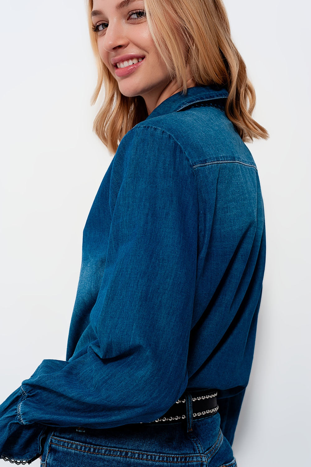 Camicia di jeans blu con volant
