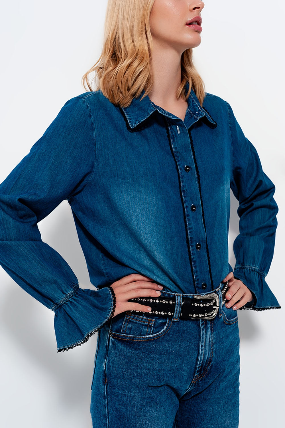 Camicia di jeans blu con volant