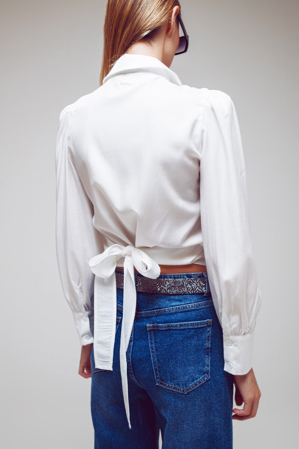 Camicia in raso con colletto oversize a taglio avvolgente in bianco