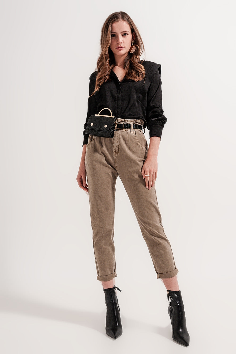 Camicia nera con volant sulle spalle