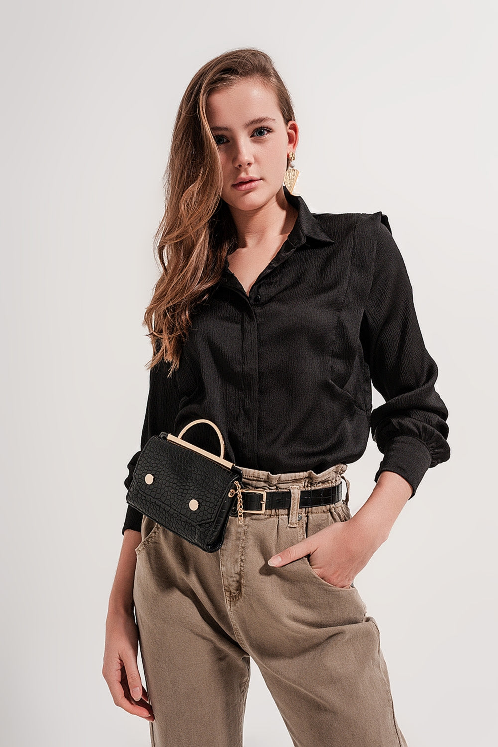 Camicia nera con volant sulle spalle